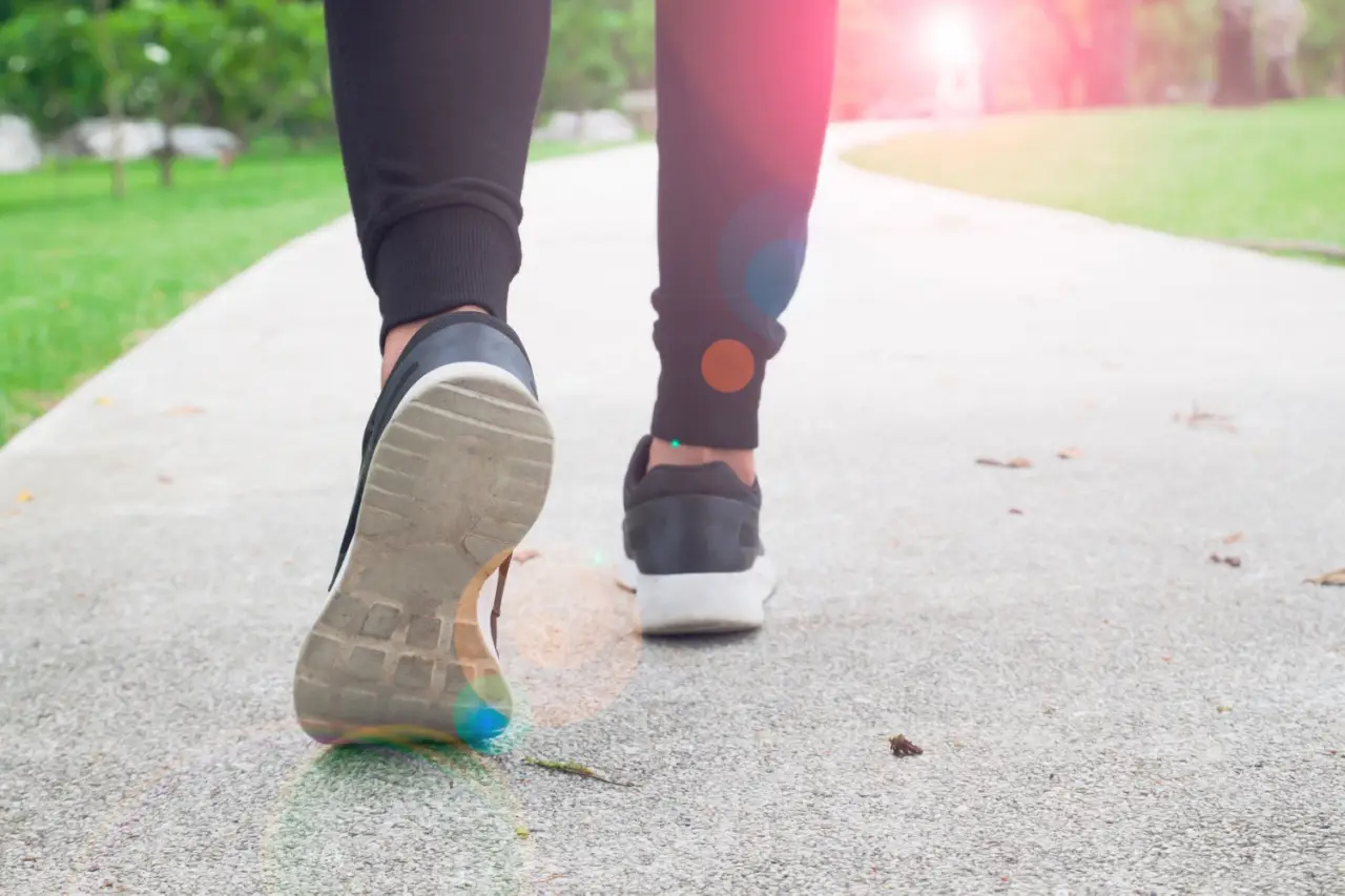 Quante ore bisogna camminare per perdere un chilo? La verità su camminata e dimagrimento Immagine selezionata